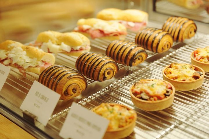 （左奥から）「パストラミとロディジャーノチーズのバケットサンド」1個900円、「パン・オ・ショコラ」1個600円、「ガリシア栗豚のエンパナーダ」1個900円