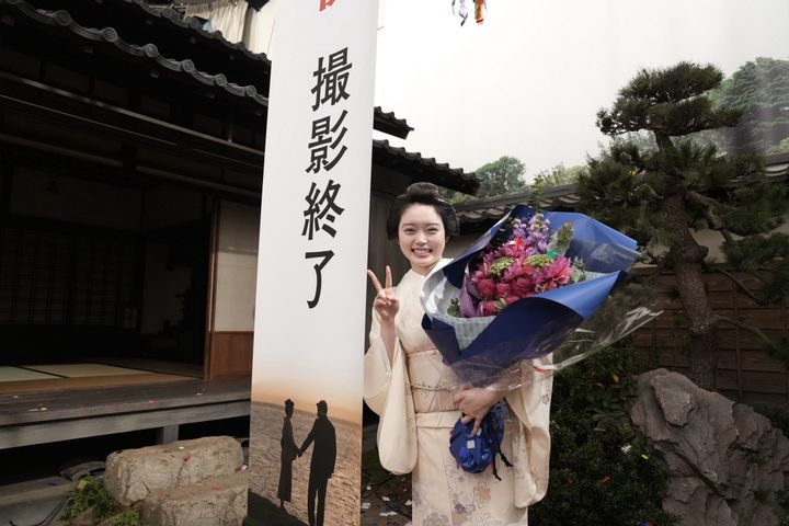 連続テレビ小説『ばけばけ』クランクアップを迎えた高石あかり （C）NHK width=