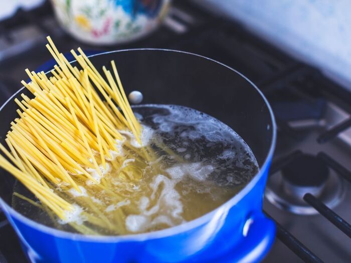 「流しちゃダメなの！？」「知らなかった…！」 実はシンクを傷めている【NG行動】