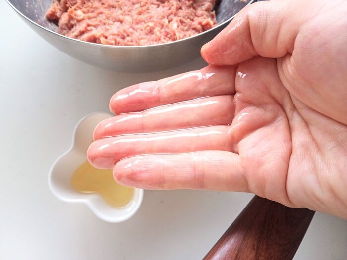 安いひき肉でも肉汁が止まらない！『つるりん肌』が合言葉♡失敗知らずのハンバーグ革命【やってみた】