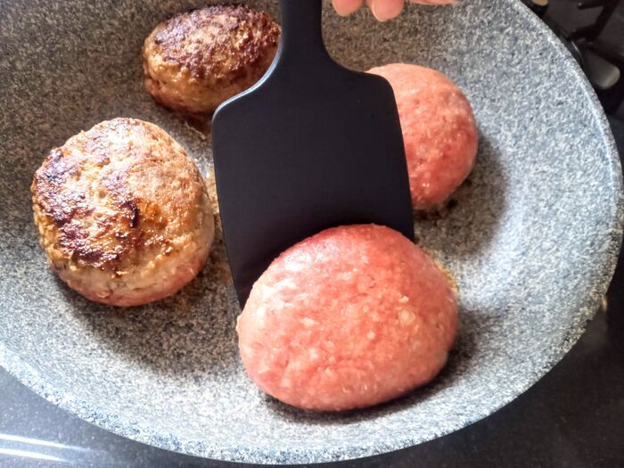 安いひき肉でも肉汁が止まらない！『つるりん肌』が合言葉♡失敗知らずのハンバーグ革命【やってみた】