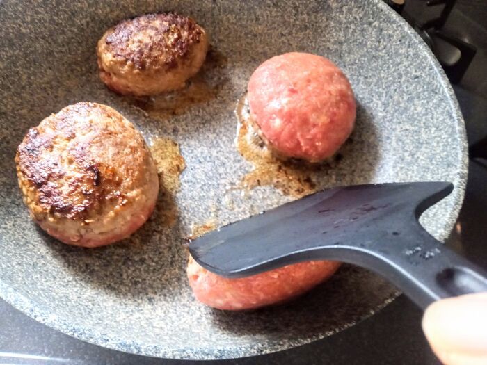 安いひき肉でも肉汁が止まらない！『つるりん肌』が合言葉♡失敗知らずのハンバーグ革命【やってみた】