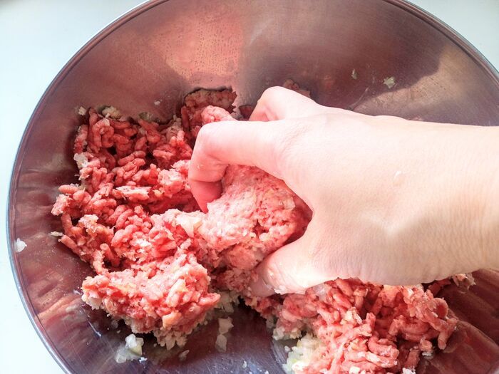 安いひき肉でも肉汁が止まらない！『つるりん肌』が合言葉♡失敗知らずのハンバーグ革命【やってみた】