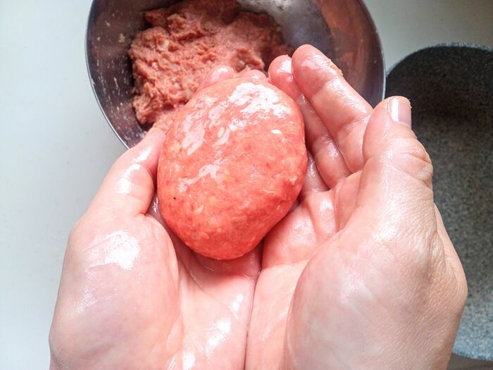 安いひき肉でも肉汁が止まらない！『つるりん肌』が合言葉♡失敗知らずのハンバーグ革命【やってみた】