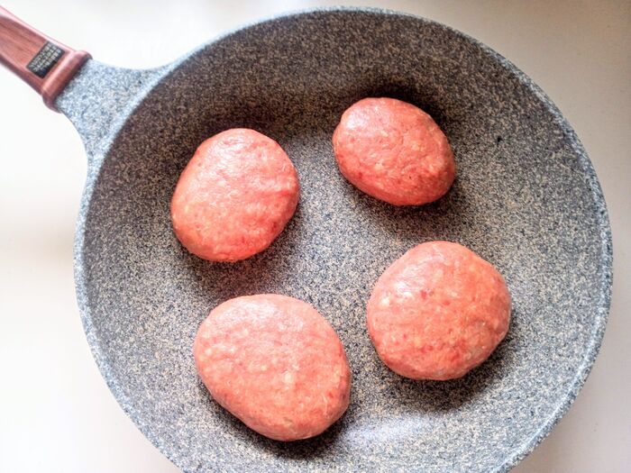 安いひき肉でも肉汁が止まらない！『つるりん肌』が合言葉♡失敗知らずのハンバーグ革命【やってみた】