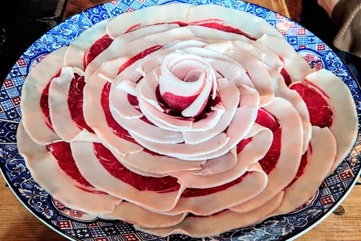 その別称の通り、牡丹（ぼたん）の花が咲たようなイノシシ肉。豚の原種と考えられています。
