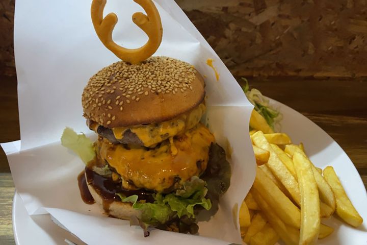 ,牛肉に近い味わいで、昔からの定番料理「もみじ鍋」のほかにも、ハンバーガーやカレーなど幅広い食べ方が楽しめるシカ肉。