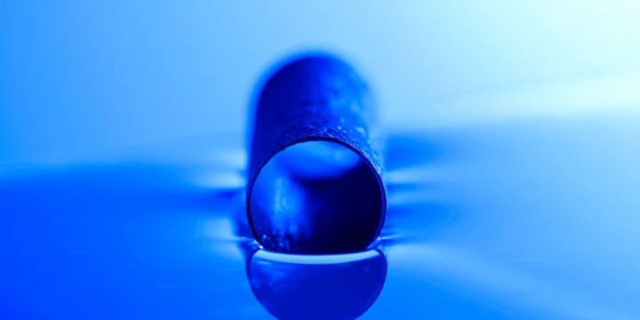 水を弾くことで浮力を得る「沈まない金属」が作られた