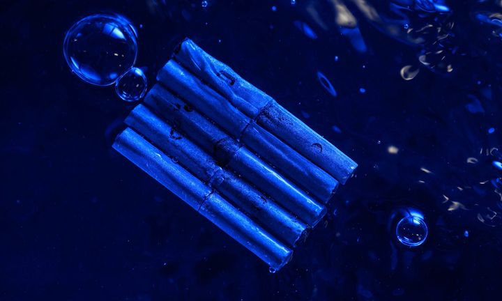 水に浮く金属チューブを何本にも束ねたイカダ。