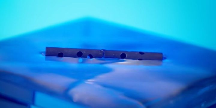 穴だらけでも水に浮かぶ金属チューブを作ってみた