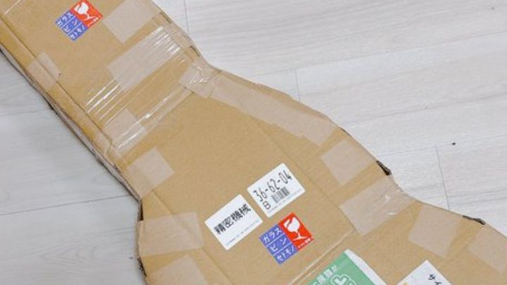 フリマアプリで購入した荷物が届くとき、誰もがまず「無事に届いたかな？」と中身が気になるものですよね。しかし、趣味でギターを買っているRINTAROさん（@ksrintaro）の元に届いたのは、箱を開ける前から笑顔になってしまうような、ユニークな荷物でした。