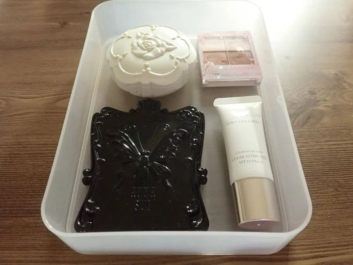 DAISO(ダイソー)：積み重ね収納ボックス(浅型、15.2cm×21.5cm×4.3cm)