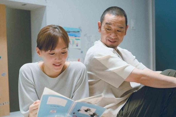 建築家の甲本音々(綾瀬はるか)と、夫で工務店の二代目社長、甲本健介(大悟) [c]2026フジテレビジョン・ギャガ・東宝・AOI Pro