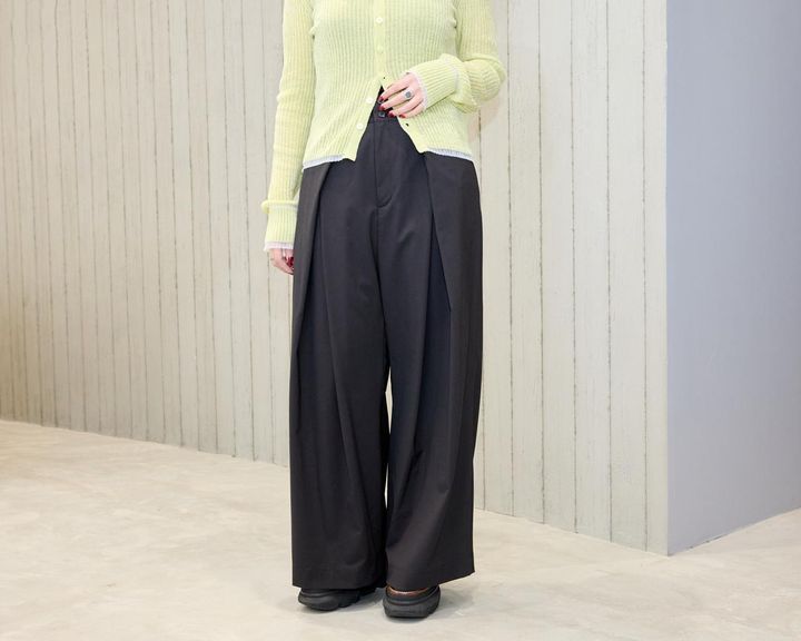 画像: ヒット中パンツは深いタックで立体的な美しさ