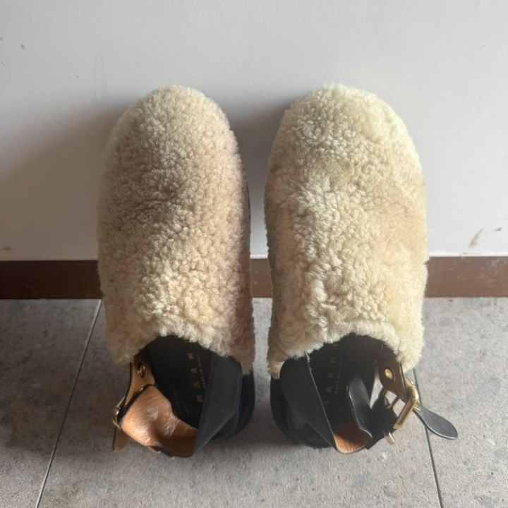 〈MARNI〉のボアサンダル
