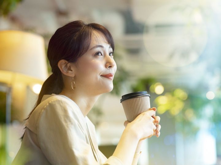 【管理栄養士が回答】「温活」は体にいいと考えて、必ず温かい飲み物を選ぶ人も多いかもしれません。しかし、実は温かい飲み物にもリスクがあります。分かりやすく解説します。（※画像：amanaimages）