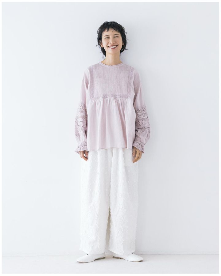 画像: 【サマンサ モスモス】袖レース前後着ブラウス¥10,450、3D刺しゅうパンツ¥12,650 www.canshop.jp