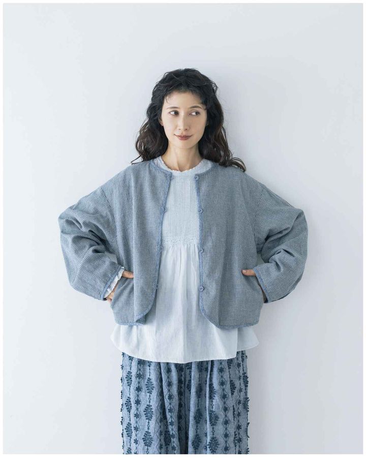 画像2: 【サマンサ モスモス】リバーシブルジャケット¥13,200、袖レース前後着ブラウス¥10,450、3D刺しゅうパンツ¥12,650 www.canshop.jp