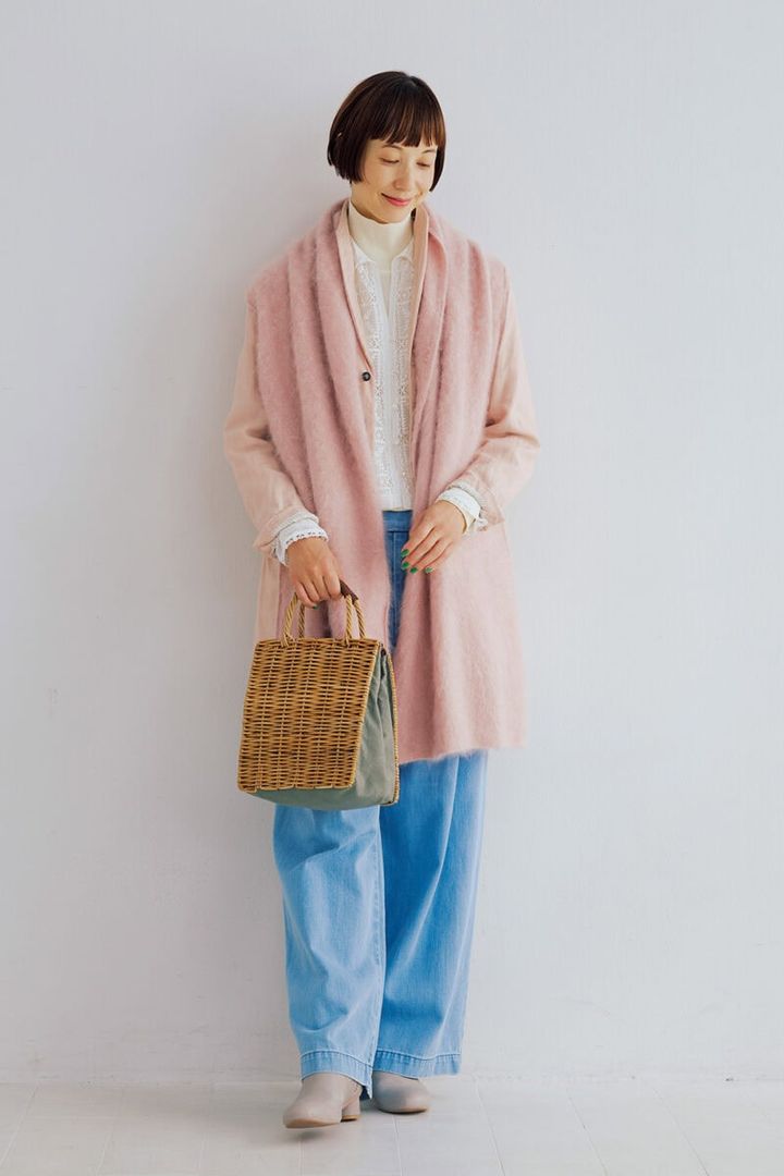 ワンタックワイドデニムパンツ¥19,800、ブーツ¥35,200 ／ともにアデュー トリステス、カシミヤストール¥55,000、バッグ¥39,600 ／ともにロワズィール、ジャケット¥83,600／スズキ タカユキ、レースブラウス¥35,200 ／ポルテ デ ブトン、タートルネックニット¥33,000 ／レキップ