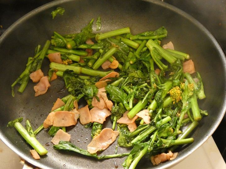 パパっと作れる！「菜の花とベーコンのガーリック炒め」