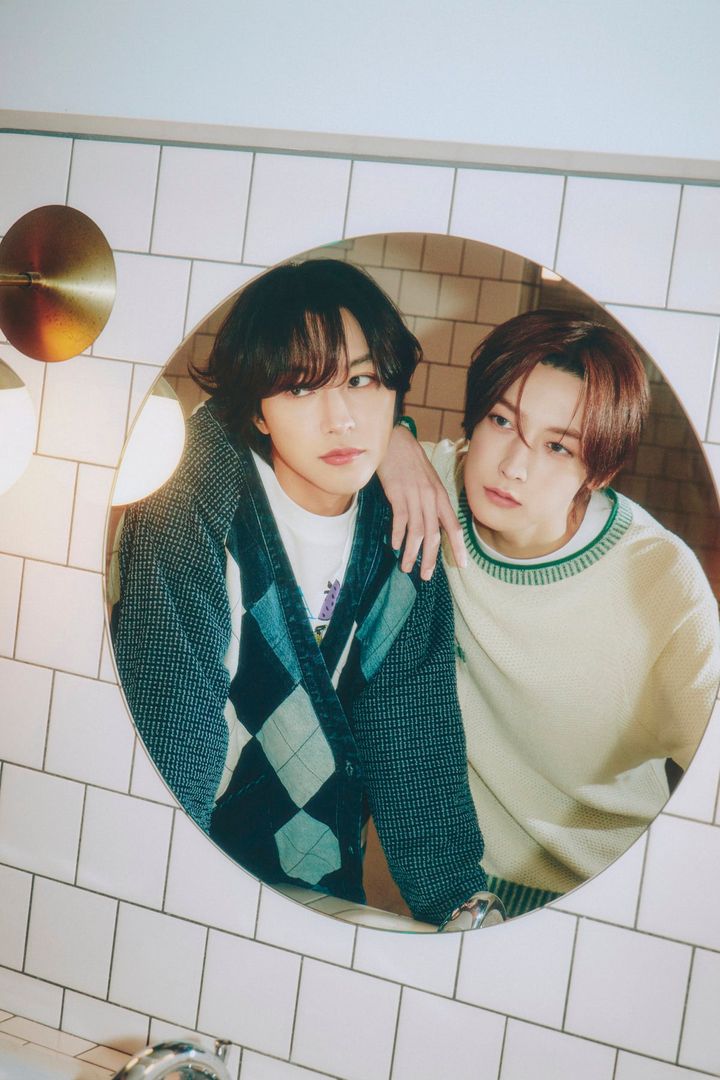 洗面スペースに並ぶ2人のカット、ナチュラルな装いでおうち時間を感じさせるバレンタイン特集ビジュア