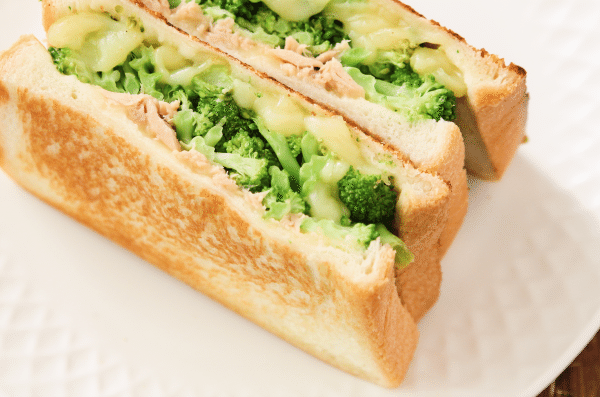 ブロッコリーとツナのホットサンド
