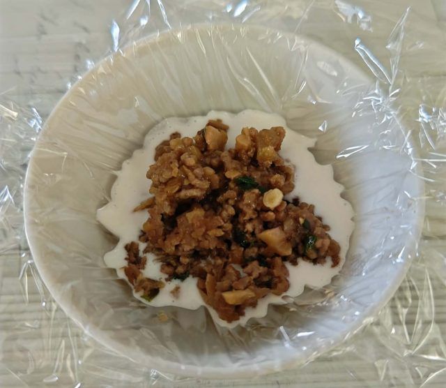 肉まんの餡をのせる