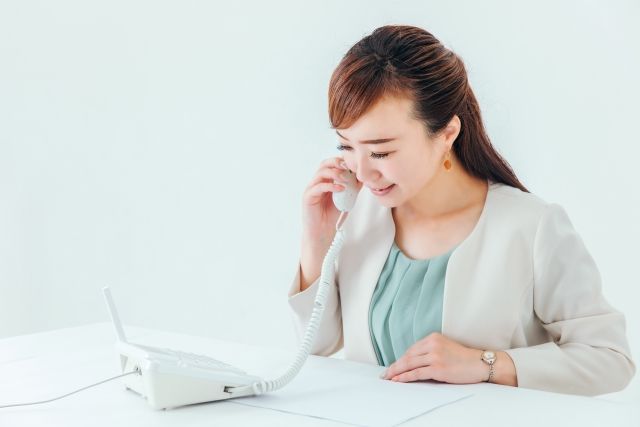 電話対応中の女性