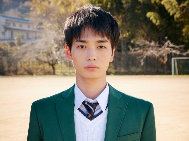 【写真を見る】青木柚が演じるのは、海外帰りで集団行動になじめない転校生、優 [c]2026「NEW GROUP」製作委員会