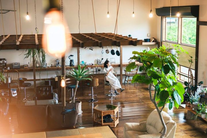 穏やかな雰囲気の中でコーヒーを淹れて飲む若い女性