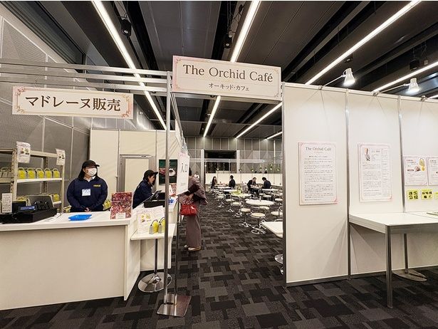 「オーキッド・カフェ」の入り口で販売されている