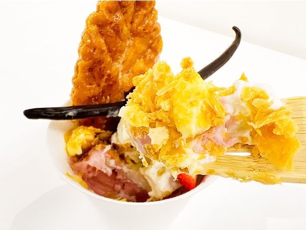 パイ(フィユタージュ)を砕いたものと、バニラといちごのジェラート、カスタードを絡めながら食べるとまるでミルフィーユ！