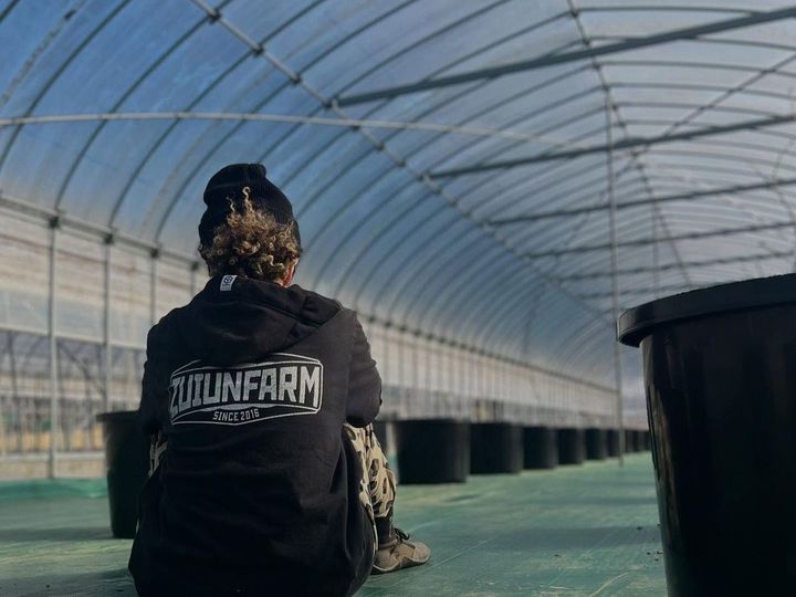 「かっこいい農家になれるかは、自分次第。自分がどうなりたいかが肝心やないかな」。畑へ戻るその背中は、かっこよかった