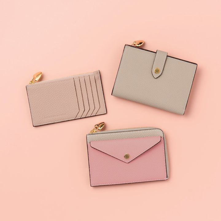 （右上から時計まわりに）べルテッド マルチ ミディアム ウォレット シュリンクレザー ￥63,800 エンベロープ ミニジップ ウォレット シュリンクレザー ￥53,900 ミニジップ ウォレット シュリンクレザー ￥42,900