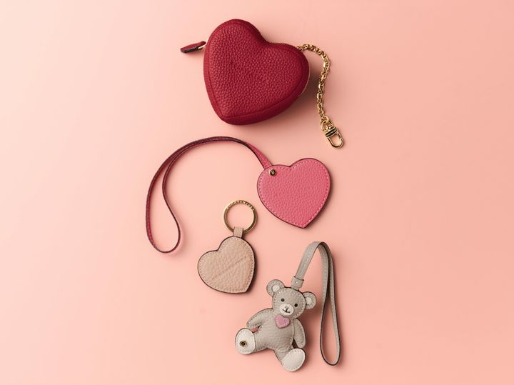 （上から）ミニポーチ チェーン付き シュリンクレザー (ハート) ￥27,500 コンパクトミラー シュリンクレザー ￥17,600 ハート キーホルダー シュリンクレザー ￥13,200 アニマルチャーム (ベア) ￥19,800