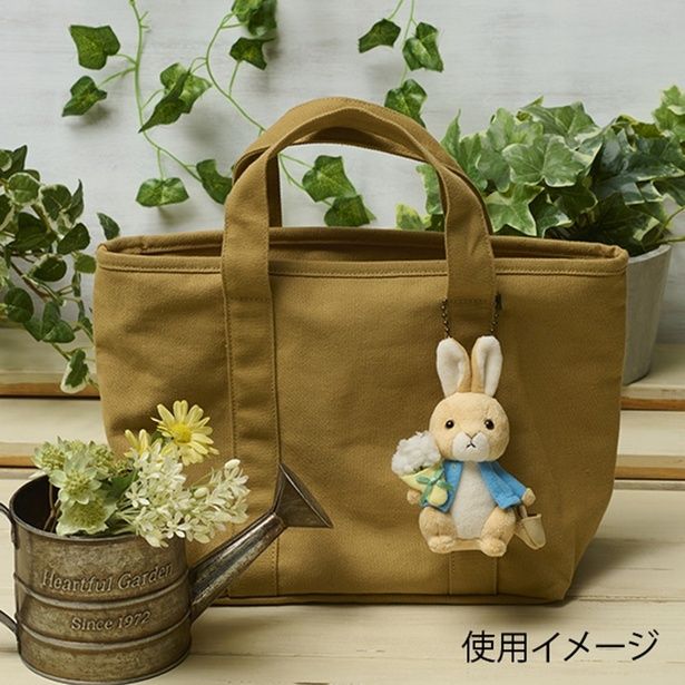 キャンバストートにつければ、さりげないバッグチャームに。大人っぽいブロンズカラーのボールチェーンがどんなバッグにもなじむ