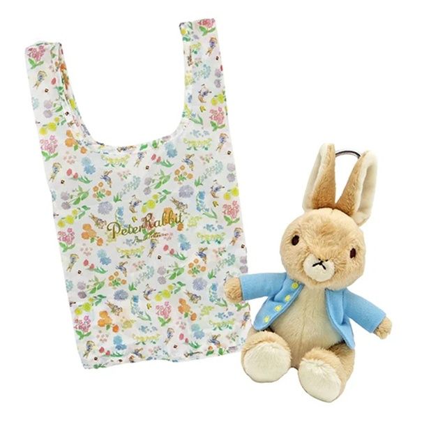 ぬいぐるみの中にエコバッグを収納。広げると花々とピーターラビットの仲間たちが描かれた華やかなデザインが現れる