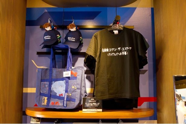 脱出ゲーム名が書かれたTシャツにコナン君がのったキャップ、バッグでばっちり決めよう