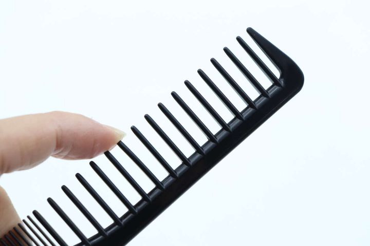 左右で目の粗さが違うコーム 粗目