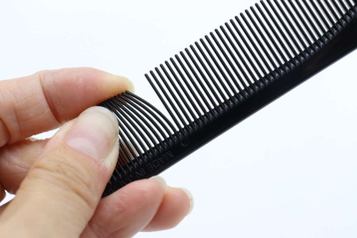 左右で目の粗さが違うコーム 細目