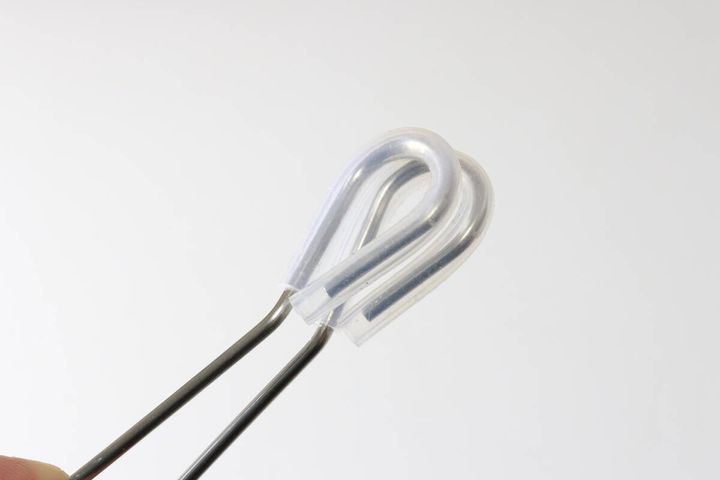 セリアのトイレ用ハンギングステンレストングは傷つき防止のチューブ付き