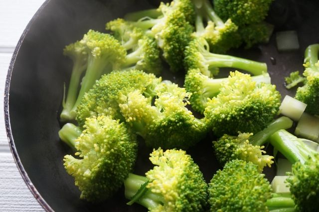 フライパンでブロッコリーを蒸す様子