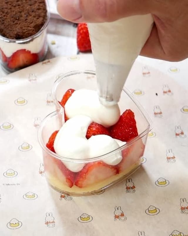 百均のカップで作るいちごのカップケーキ