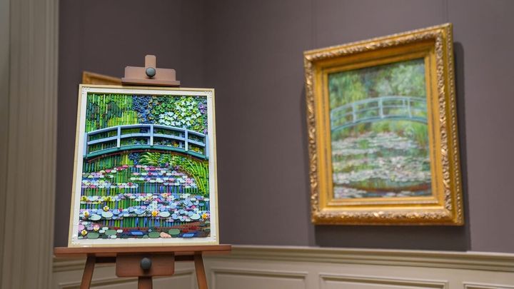 レゴ(R)アート Claude Monet ＜睡蓮の池に架かる橋＞ イメージ 原画とレゴ作品2
