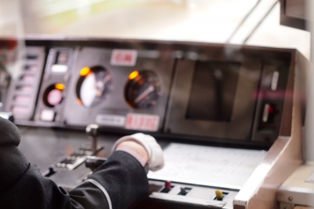 電車のレバーは「引いたら加速」が日本の常識。なぜ世界と真逆？激論の 