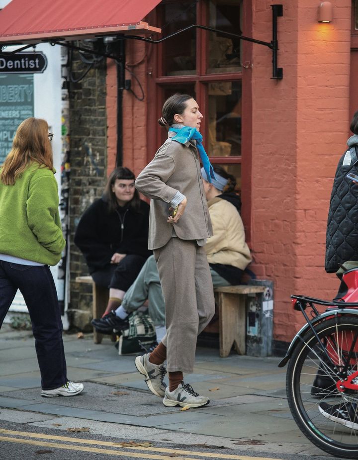 おしゃれさんはブルーの合わせ方がうまい！スカーフのようなマフラーがポイントのコーデ