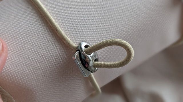 素敵なあの人 2026年3月号（通常号）付録 スッキリポーチ ゴム留め金具とゴムのアップ