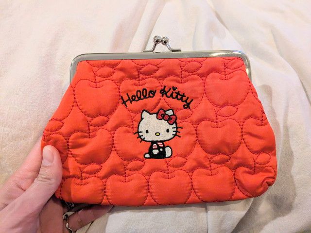 リンゴ柄キルティングの刺しゅう入りがま口ポーチ