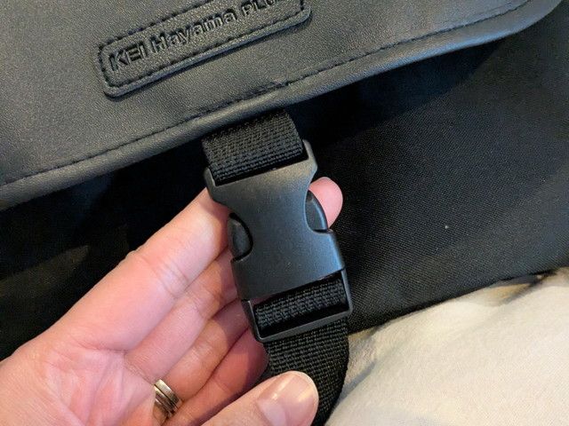 ショルダーバッグのバックル留め具のアップ 片手で開閉しやすい