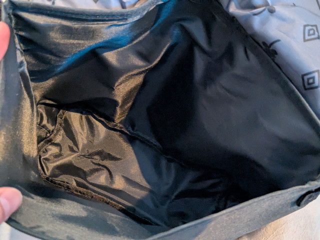 ショルダーバッグのメイン収納部 内側の広さが分かる写真